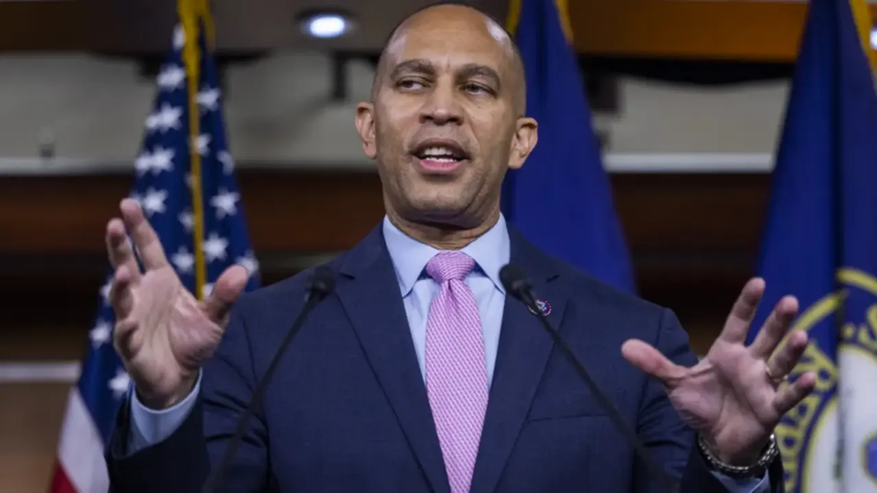 El congresista dem&oacute;crata Hakeem Jeffries (c), este 30 de noviembre de 2022, en Washington. EFE/Jim Lo Scalzo