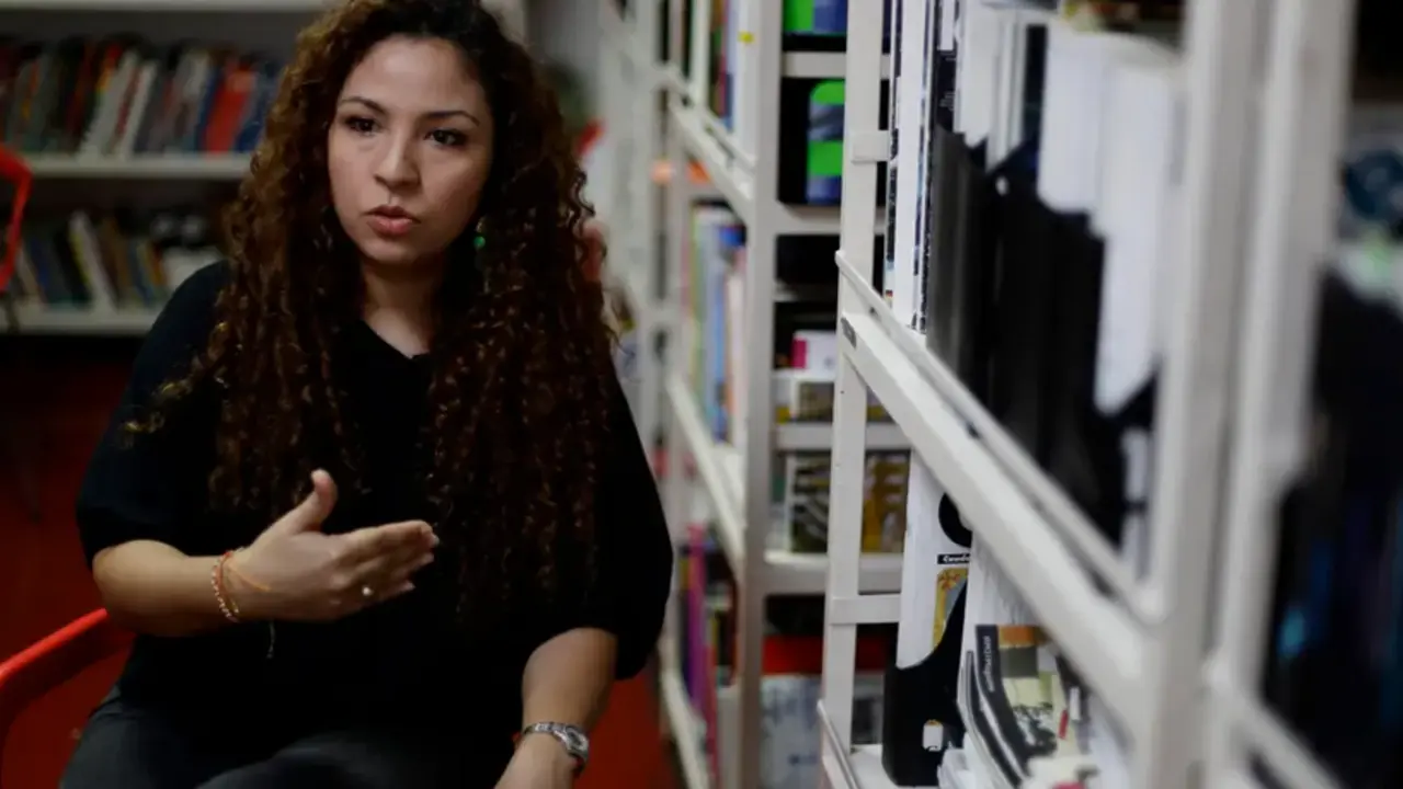La escritora salvadore&ntilde;a Roxana M&eacute;ndez, recientemente ganadora del Premio Internacional de Poes&iacute;a Jos&eacute; Hierro, habla durante una entrevista con EFE, el 21 de noviembre de 2022, en San Salvador (El Salvador). EFE/Rodrigo Sura
