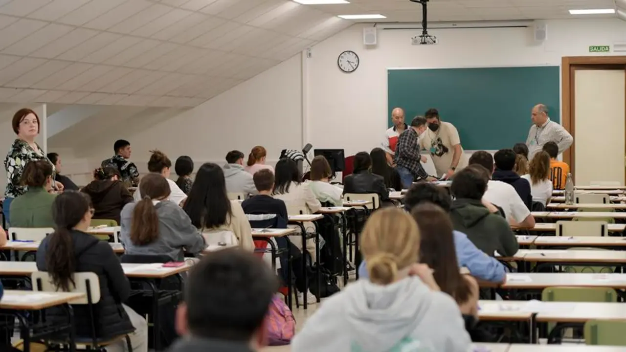 Vista trasera de las pruebas de acceso a la universidad en el Aulario A del Campus de Humanidades de El Mil&aacute;n en Oviedo. EFE/Eloy Alonso
