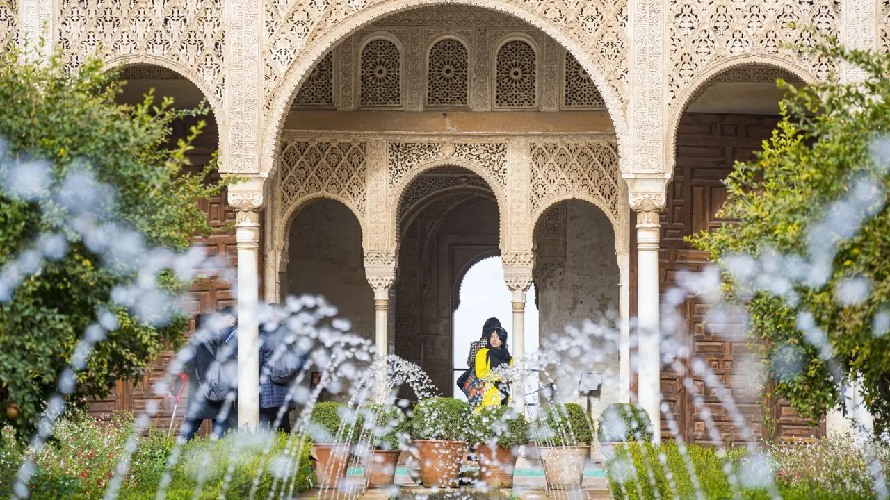La Alhambra recorre en una exposici&oacute;n la tradici&oacute;n de los barros granadinos. / EFE