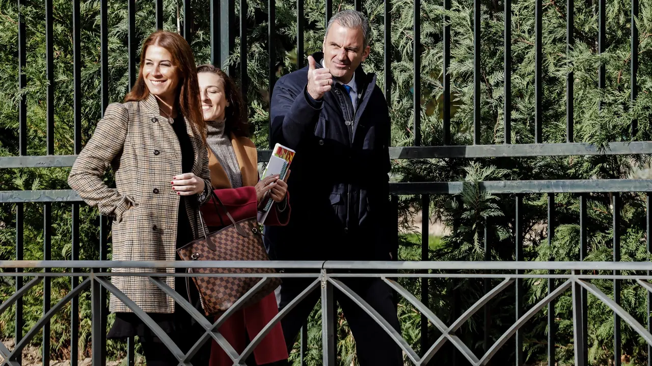(I-D) La diputada y portavoz de la Comisi&oacute;n de Igualdad, Carla Toscano; la vicesecretar&iacute;a jur&iacute;dica de VOX, Marta Castro, y el portavoz de Vox en el Ayuntamiento de Madrid, Javier Ortega Smith, a su llegada a la Sede del Tribunal Constitucional. E.P. / Carlos Luj&aacute;n