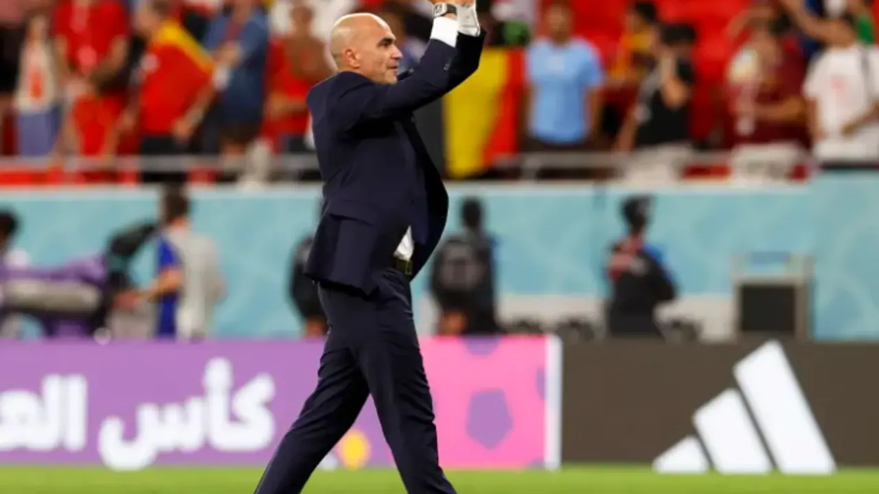 Roberto Mart&iacute;nez aplaude a la afici&oacute;n en su &uacute;ltimo partido como t&eacute;cnico de B&eacute;lgica. EFE/EPA/Rungroj Yongrit