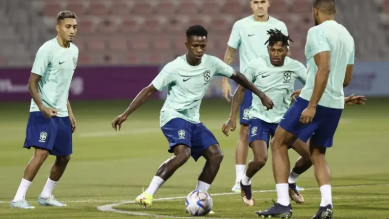 El delantero de Brasil Vinicius Junior (2i) participa en un entrenamiento de su selecci&oacute;n en el estadio Al Arabi en Doha, Catar, este jueves. EFE/Rodrigo Jim&eacute;nez