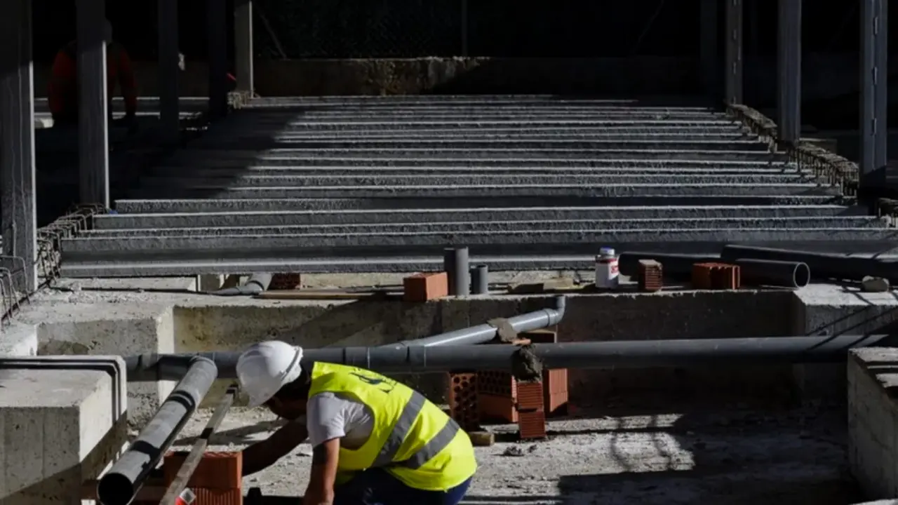 Un obrero en la construcci&oacute;n de un edificio. EFE/ Nacho Gallego