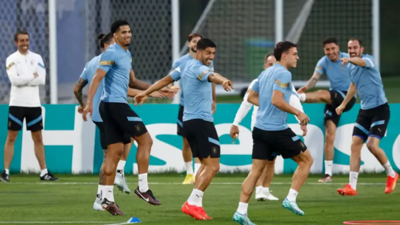 El delantero de Uruguay Luis Su&aacute;rez (c) participa en un entrenamiento de su selecci&oacute;n en el estadio Al Erssal en Doha, EFE/ Rodrigo Jim&eacute;nez