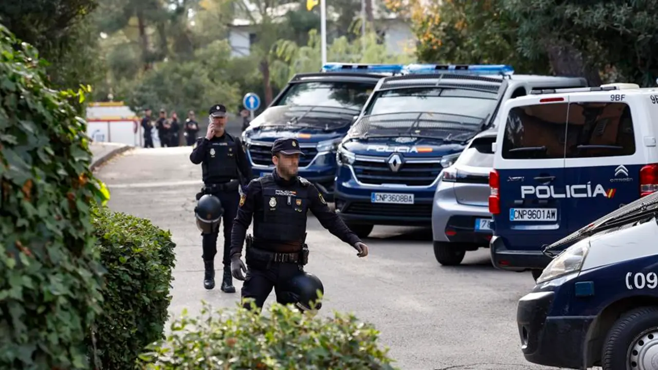 Polic&iacute;a espa&ntilde;oles en las proximidades de la Embajada de Ucrania en Madrid despu&eacute;s de la explosi&oacute;n este mi&eacute;rcoles de un artefacto que hiri&oacute; a un empleado de la legaci&oacute;n diplom&aacute;tica. EFE/ Chema Moya