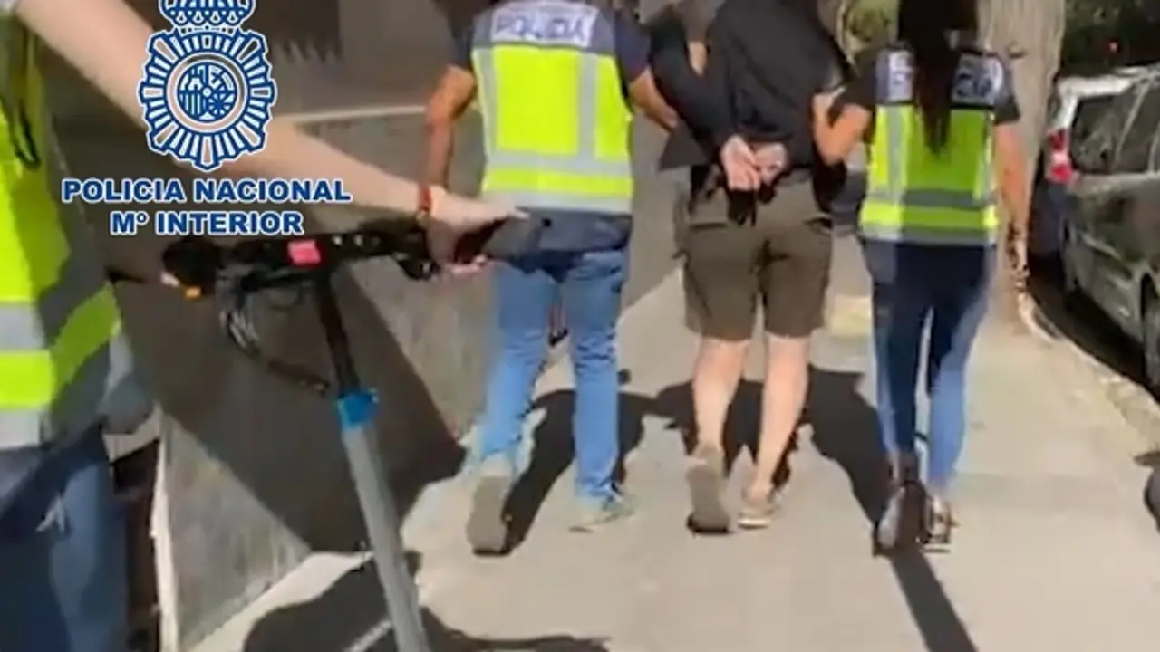 Detenido un joven que robaba tarjetas bancarias a ancianos en cajeros y hu&iacute;a en patinete. / E.P.
