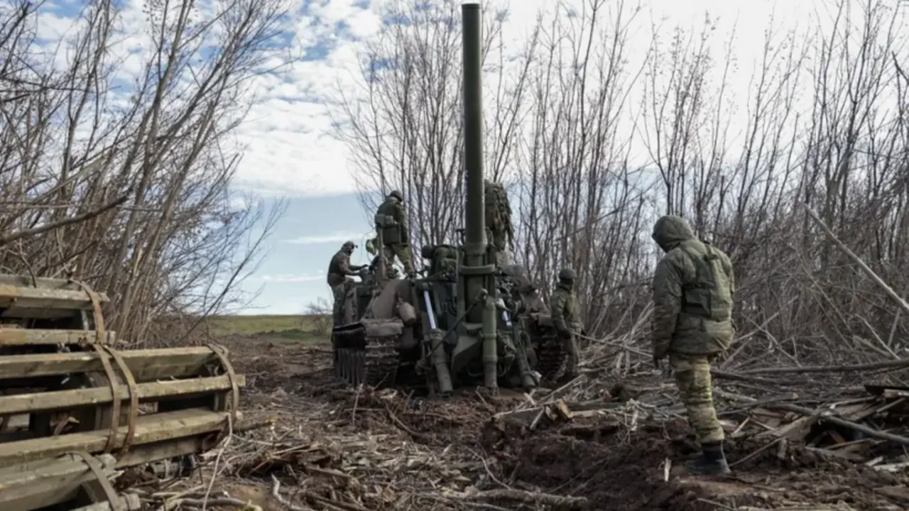 Fuerzas de la autoproclamada Rep&uacute;blica Popular de Donetsk se preparan para disparar un mortero cerca de Bakhmut, en la regi&oacute;n de Donetsk. EFE/EPA/Alessandro Guerra