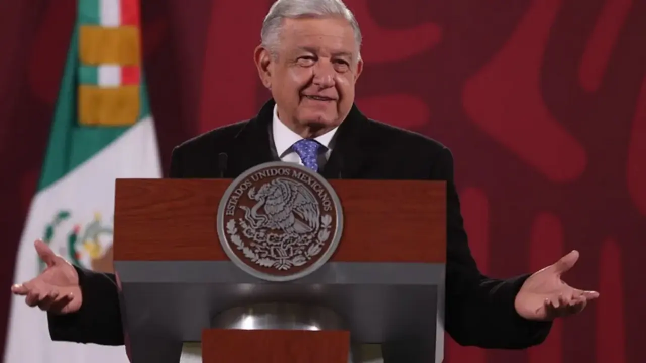El presidente de M&eacute;xico, Andr&eacute;s Manuel L&oacute;pez Obrador, habla durante su rueda de prensa diaria desde el Palacio Nacional en la Ciudad de M&eacute;xico (M&eacute;xico). EFE/ S&aacute;shenka Guti&eacute;rrez
