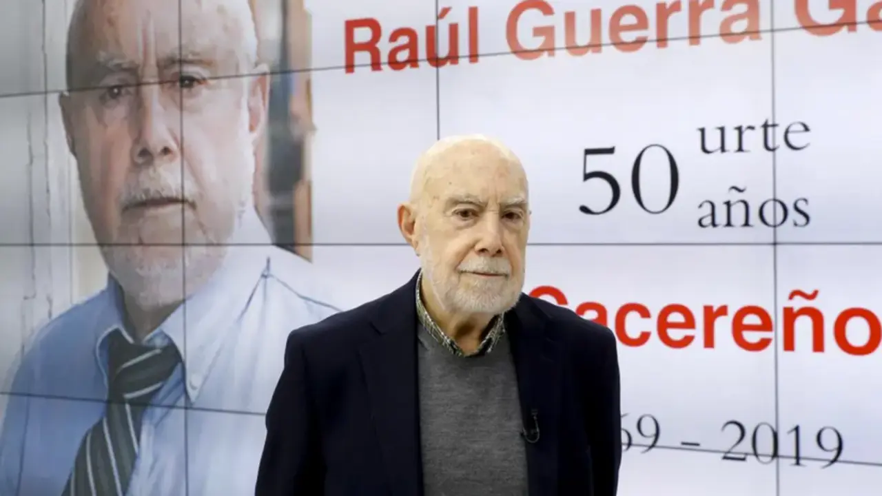 Imagen de archivo del escritor Ra&uacute;l Guerra Garrido. EFE/ Juan Herrero.