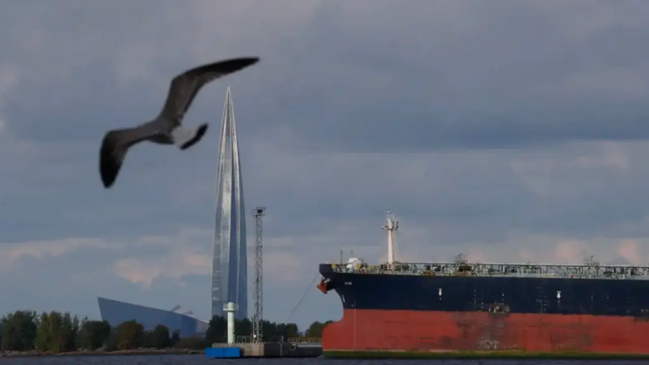 Un petrolero pasa cerca de la torre empresarial Lakhta Center, sede de la corporaci&oacute;n energ&eacute;tica rusa Gazprom, en San Petersburgo, el 20 de septiembre de 2022. EFE/EPA/ANATOLY MALTSEV