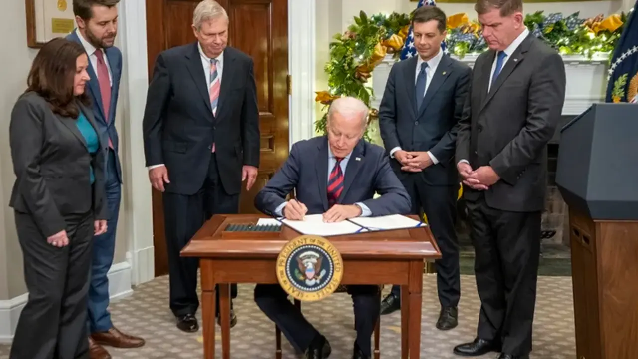 El presidente de los Estados Unidos, Joe Biden, con el secretario del Trabajo, Marty Walsh (d), el secretario de Transporte, Pete Buttigieg (2-d) y el secretario de Agricultura, Tom Vilsack (3-i) en la Sala Roosevelt de la Casa Blanca en Washington, DC, EE. UU. EFE/Shawn Thew