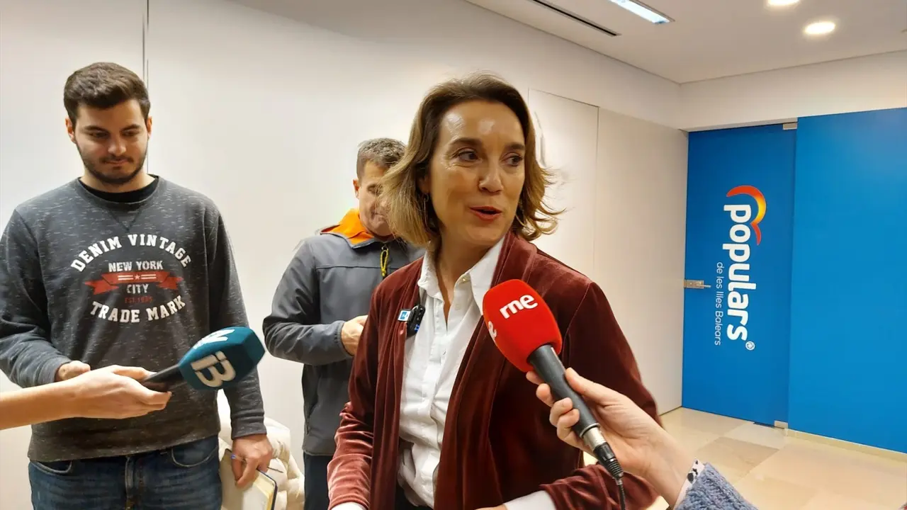 La secretaria general del PP, Cuca Gamarra, en declaraciones a los medios de comunicaci&oacute;n. / E.P.
