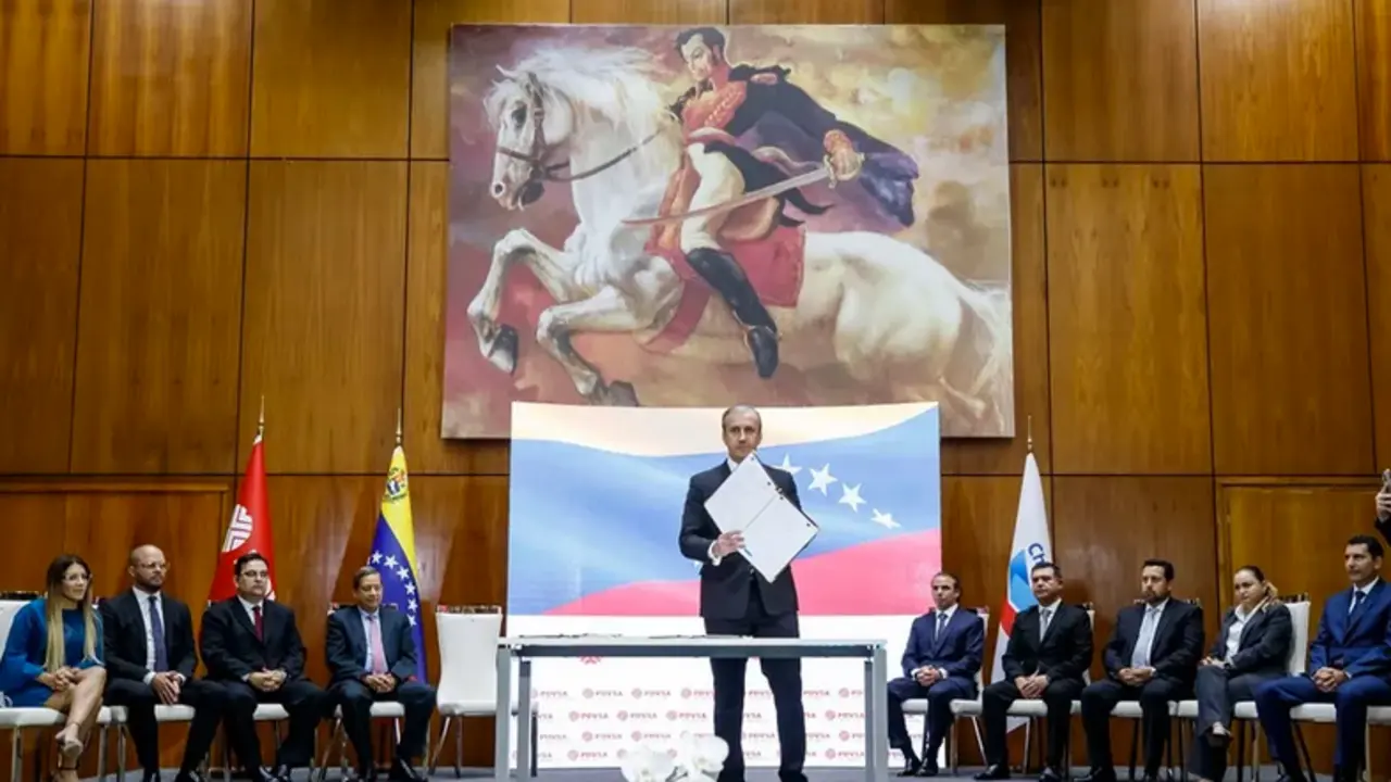 El ministro de Petr&oacute;leo, Tareck El Aissami (c) junto al miembros de Petroleo de Venezuela y Chevron, participa en una firma de acuerdos en Caracas (Venezuela). EFE/ Miguel Guti&eacute;rrez