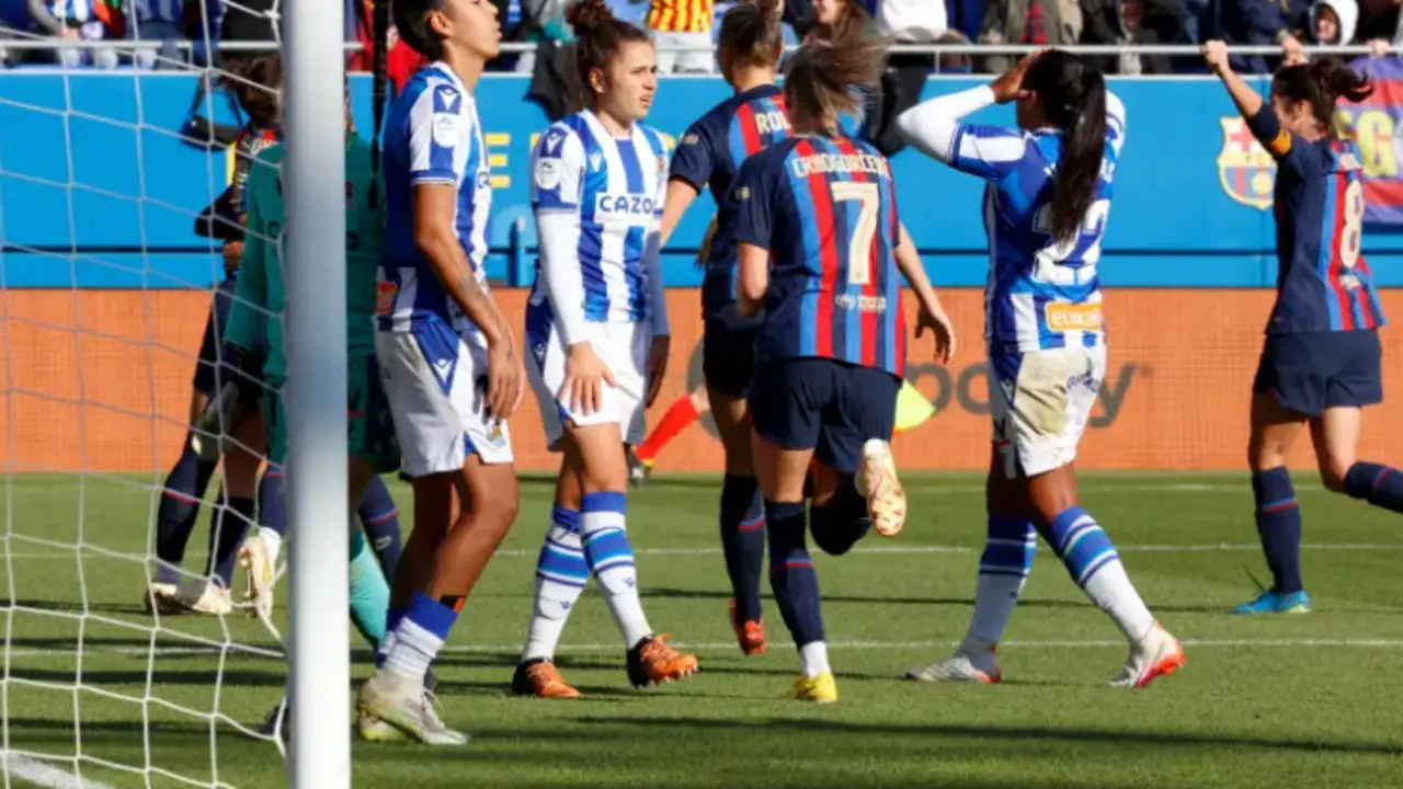 Las jugadoras del FC Barcelona celebran el 2-1 marcado por Lucy Bronze, durante el partido que enfrent&oacute; al conjunto blaugrana contra la Real Sociedad en la und&eacute;cima jornada de la Liga F, este s&aacute;bado en el Estadio Johan Cruyff​, en Barcelona. EFE/ Toni Albir