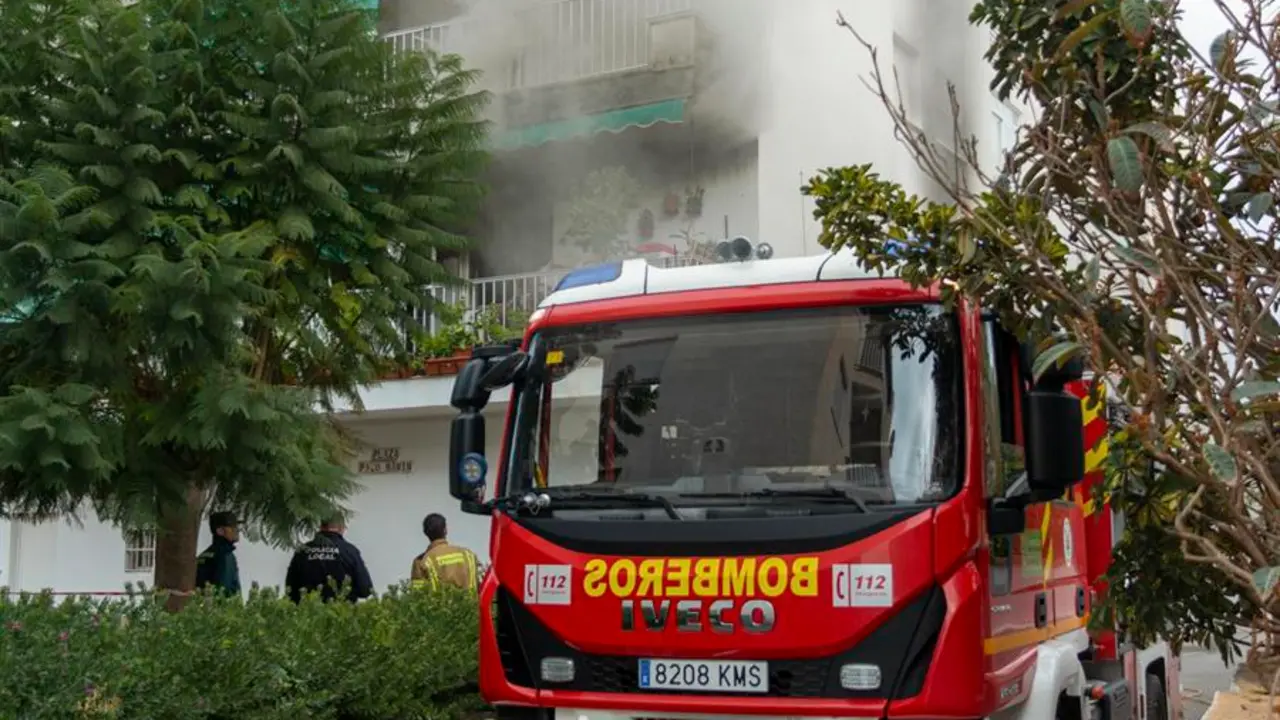 Un matrimonio de ancianos ha fallecido este s&aacute;bado en el incendio registrado en su vivienda en La Herradura, Almu&ntilde;&eacute;car (Granada), que ha forzado el desalojo de una veintena de personas. EFE/ Alba Feixas