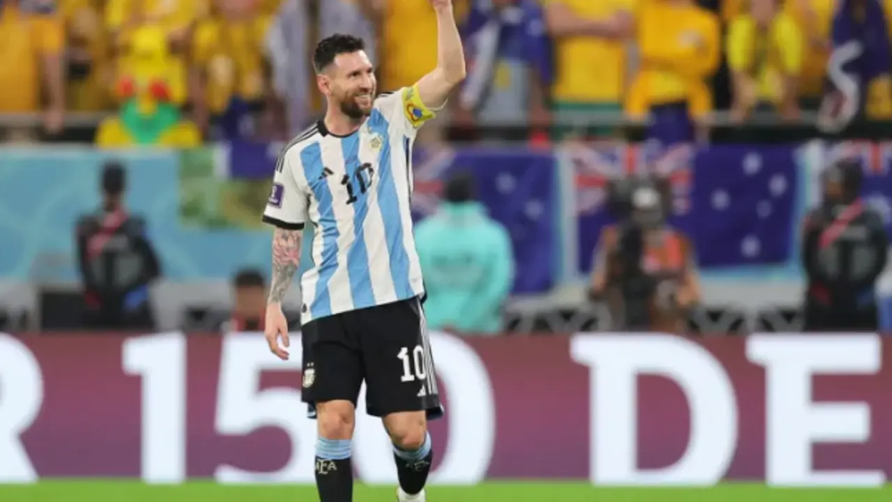 Lionel Messi celebra despu&eacute;s de marcar un gol contra Australia en los octavos de final del Mundial de Qatar 2022. EFE/EPA/Friedemann Vogel