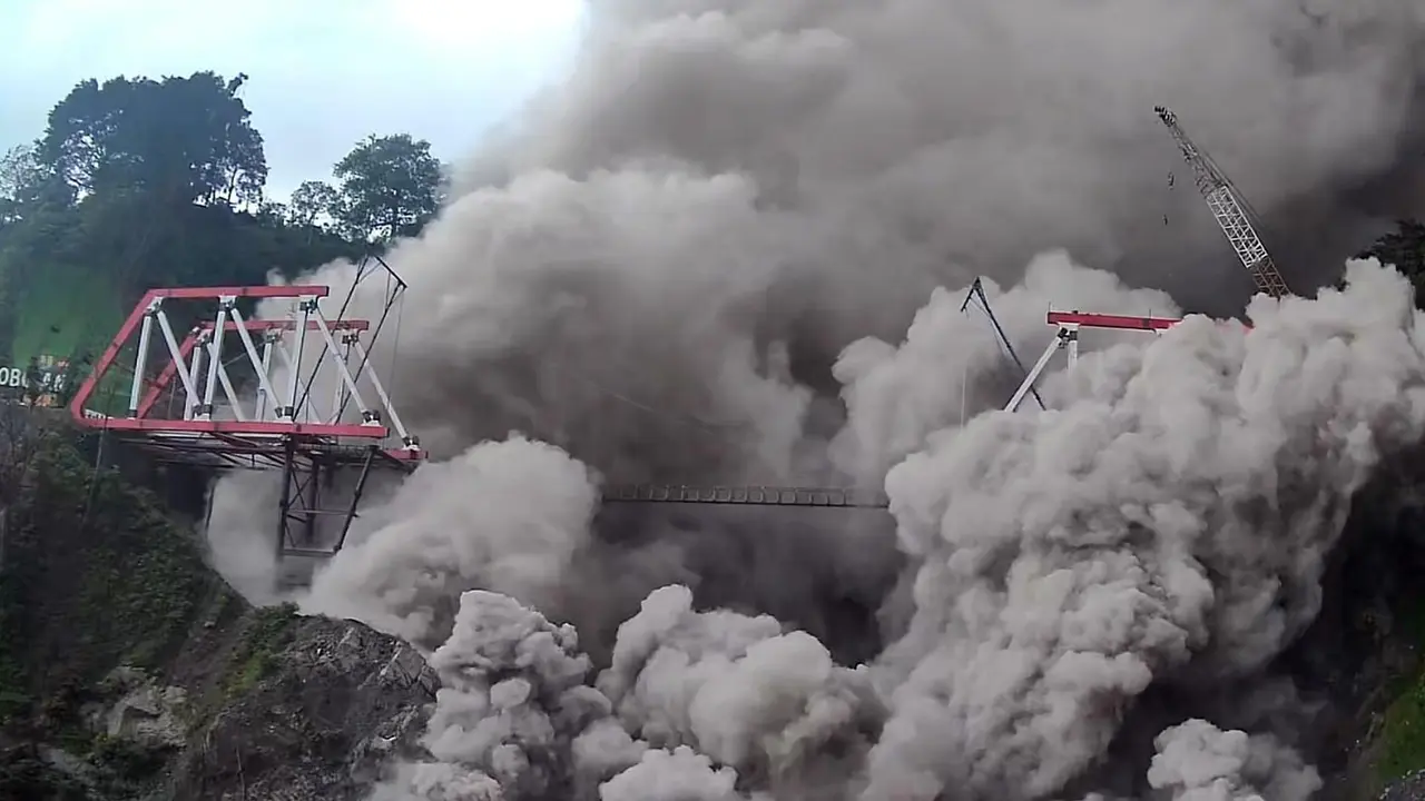 Erupci&oacute;n del Monte Semeru en Lumajang, Indonesia. / EFE/EPA/BNPB