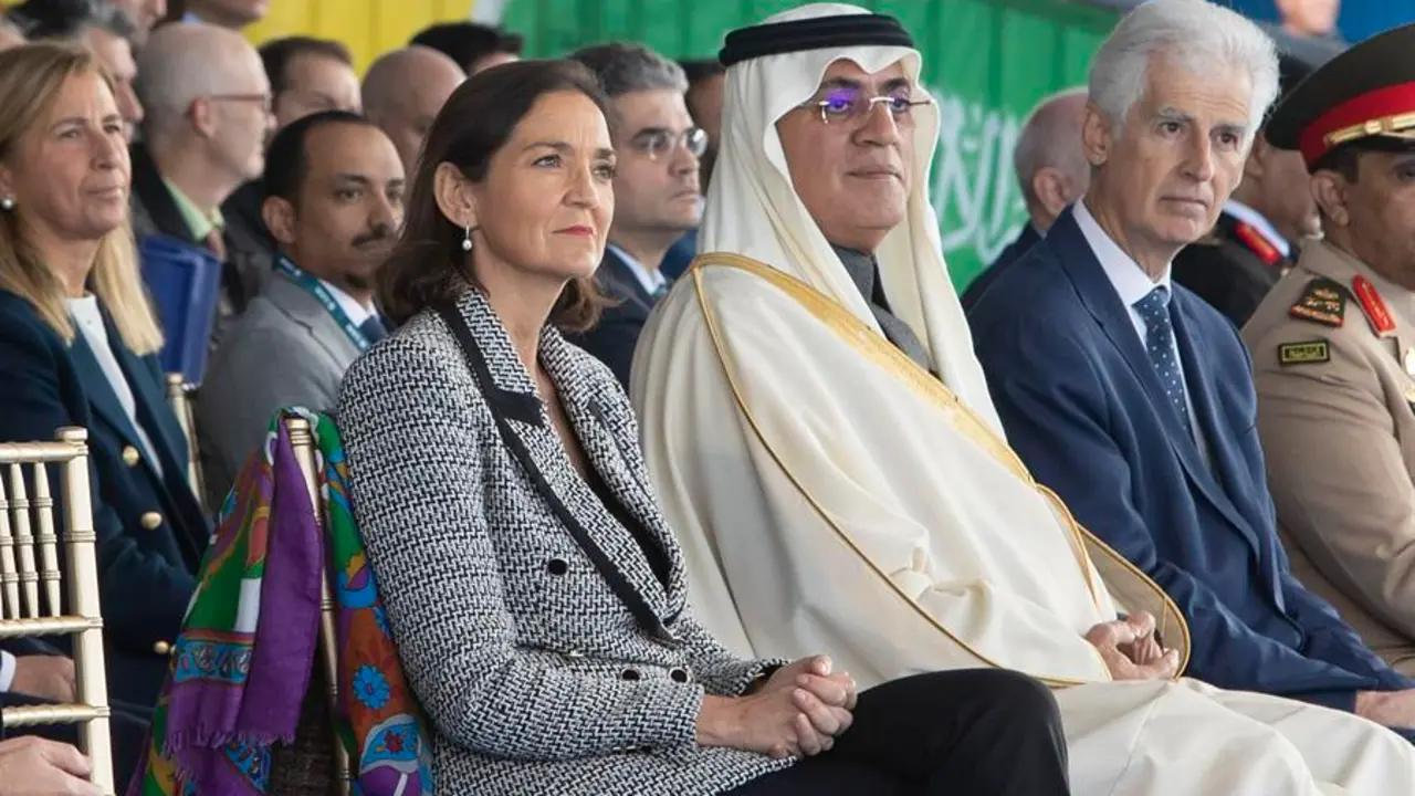 La ministra de Industria, Comercio y Turismo, Reyes Maroto (i), junto al embajador de Arabia Saud&iacute;, Azzam Abdulkarim Al-Qain. EFE / Rom&aacute;n R&iacute;os