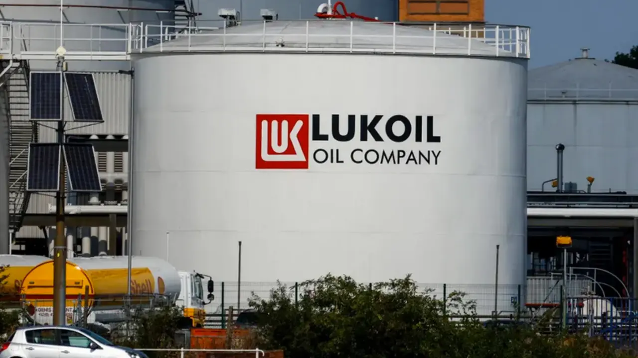 Vista de un tanque de la multinacional rusa Lukoil en Bruselas (B&eacute;lgica). EFE/EPA/Stephanie Lecocq