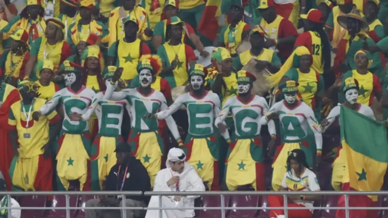 Aficionados de Senegal animan a su equipo desde la grada del estadio Kalifa, en Doha, durante un partido de la fase de grupos del Mundial de Qatar. EFE/Esteban Biba