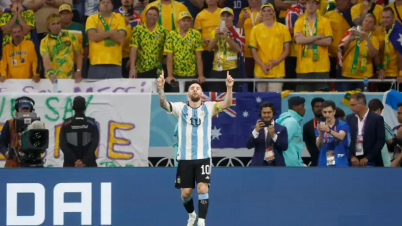 Lionel Messi se&ntilde;ala al cielo tras un gol de Argentina en el partido de octavos del Mundial de Qatar frente a Australia. EFE/ Juan Ignacio Roncoroni
