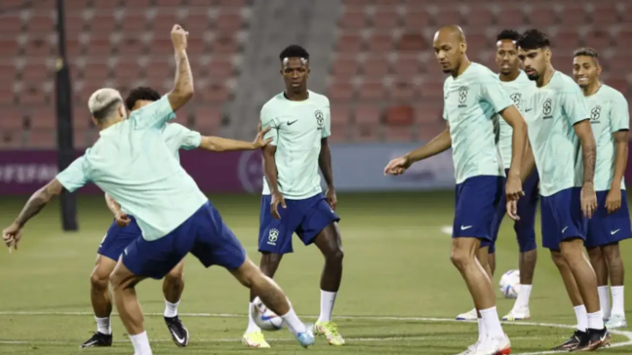 El delantero de Brasil Vinicius Junior (c) participa en un entrenamiento de su selecci&oacute;n en el estadio Al Arabi en Doha, Catar. EFE/Rodrigo Jim&eacute;nez