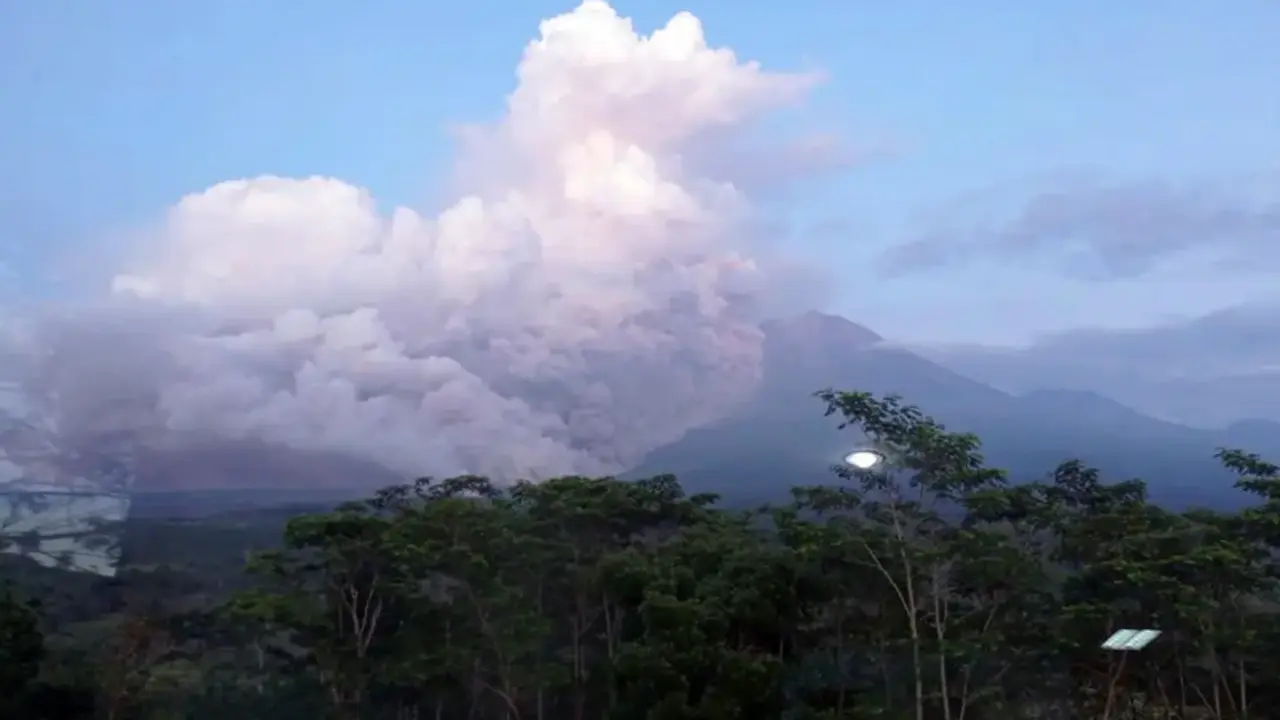 Erupci&oacute;n del volcan Semeru, en la isla indonesia de Java. EFE/EPA/BNPB