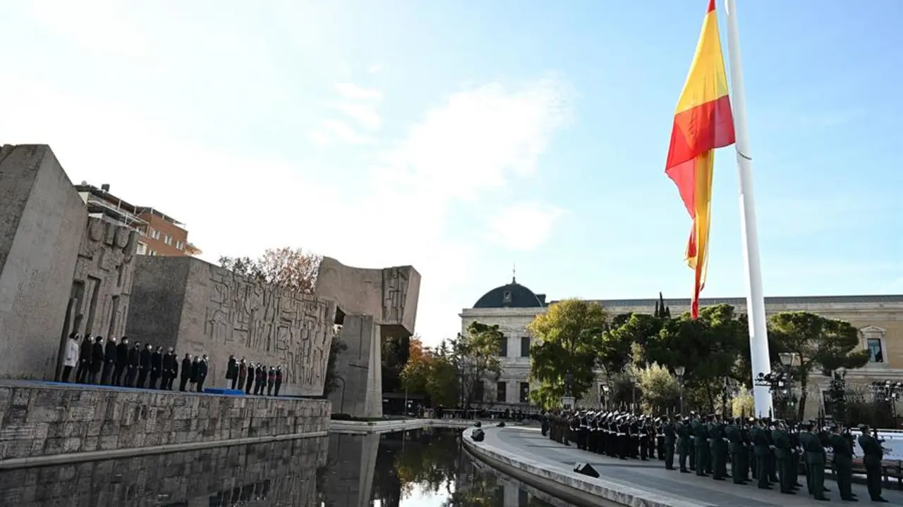 Acto de Izado Solemne de la Bandera de Espa&ntilde;a con motivo del D&iacute;a de la Constituci&oacute;n, en 2021, en la Plaza de Col&oacute;n de Madrid. EFE / Fernando Villar