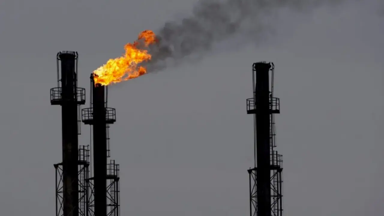 Una refiner&iacute;a, en una imagen de archivo. EFE/Robert Ghementc