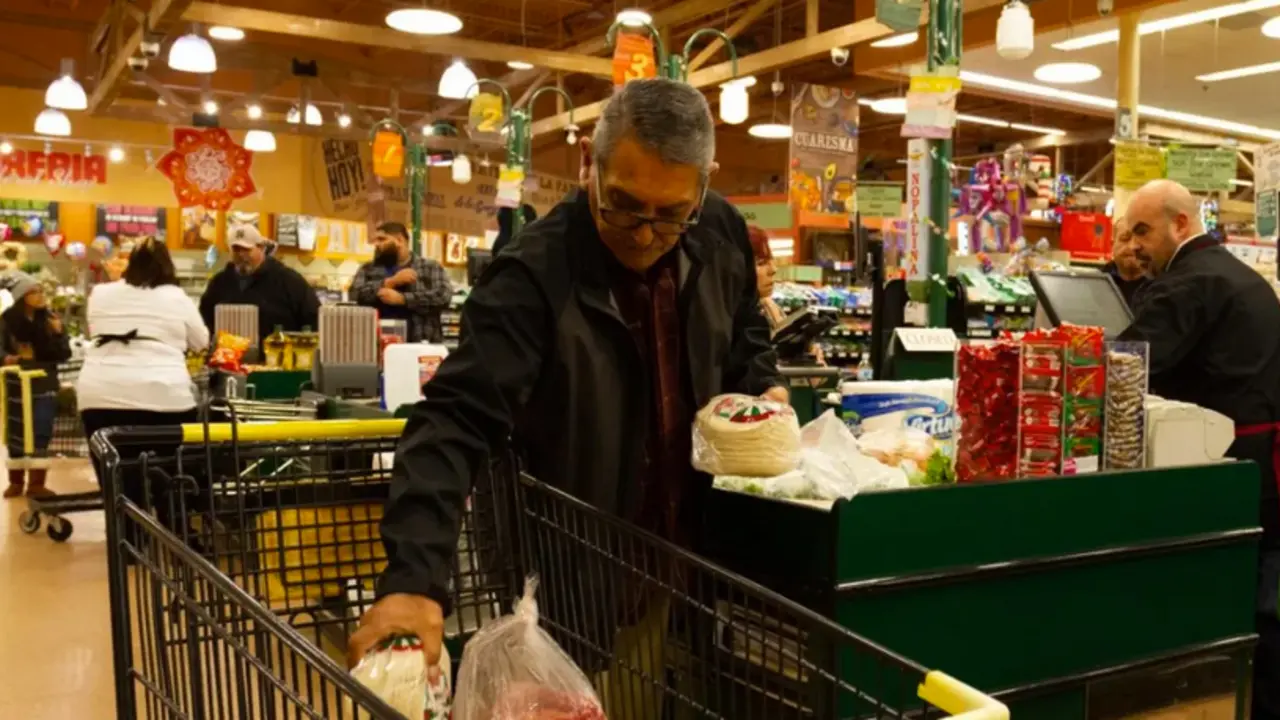 Un consumidor en la caja de un supermercado. EFE/ Felipe Chac&oacute;n