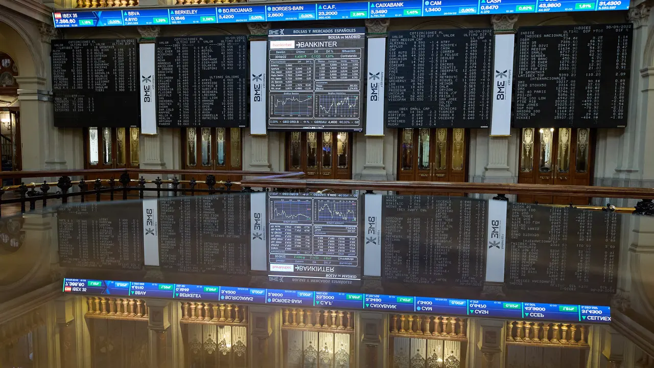 Paneles del Ibex 35 en el Palacio de la Bolsa. / Jes&uacute;s Hell&iacute;n