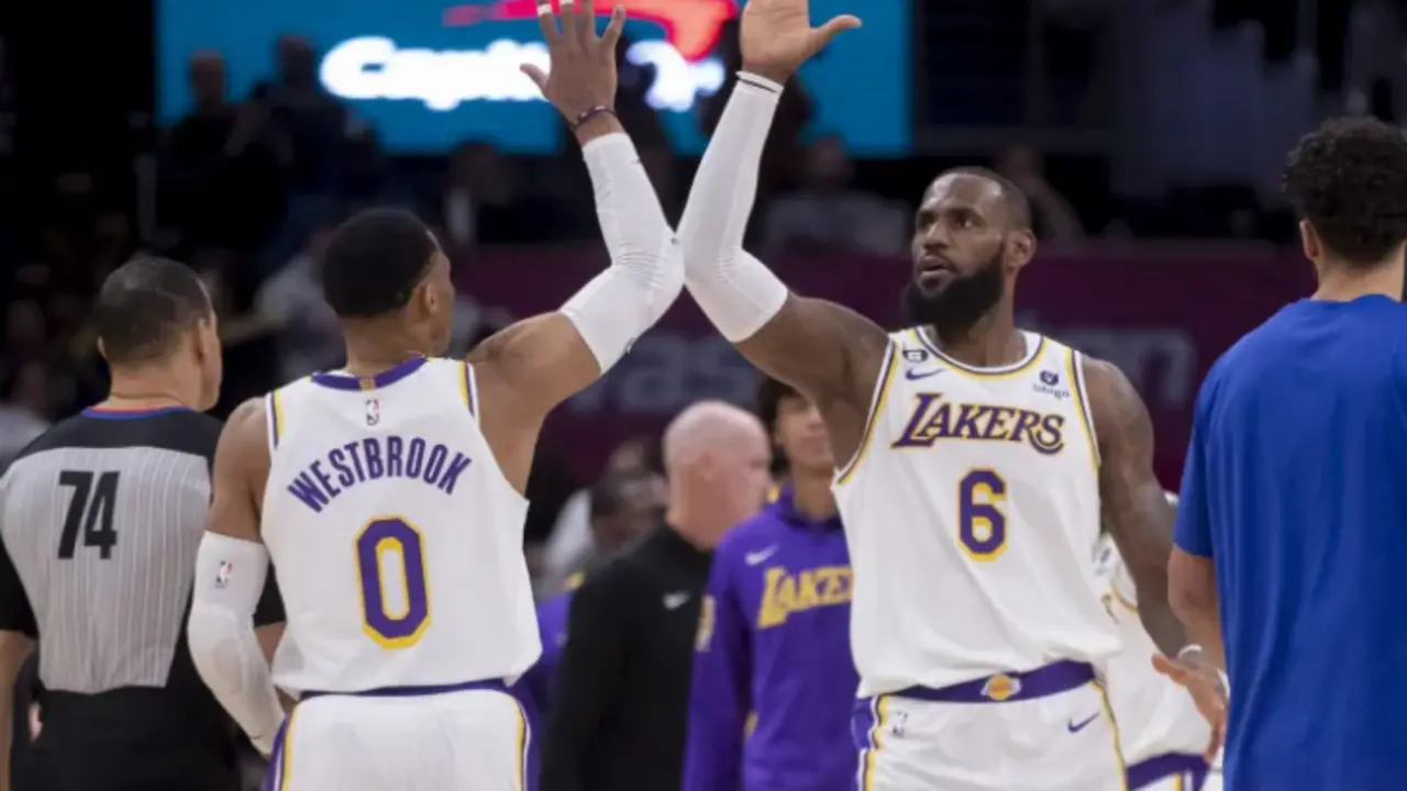 Los jugadores de los Lakers Lebron James (d) y Russell Westbrook. EFE/EPA/Michael Reynolds