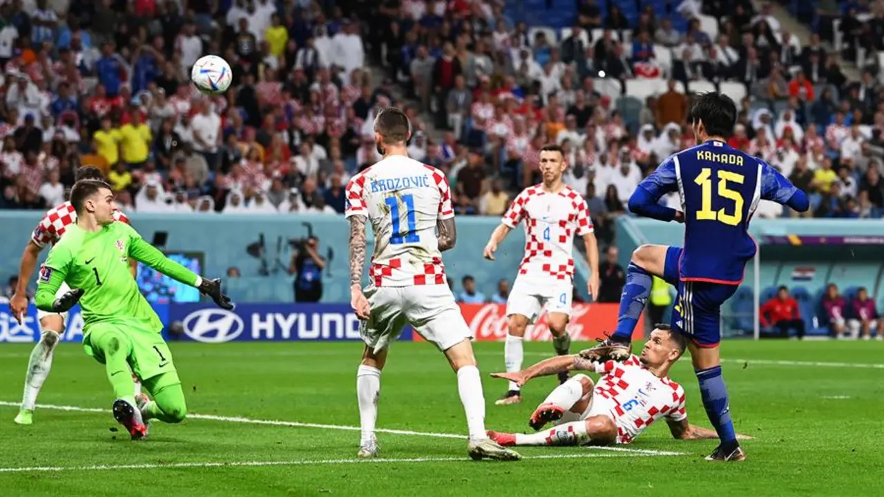 El japon&eacute;s Daichi Kamada (d) durante una acci&oacute;n en el partido de octavos de final contra Croacia en la Copa del Mundo 2022. EFE / Neil Hall
