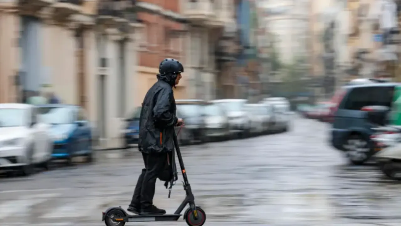 En la imagen, una persona circula en patinete. EFE / Manuel Lorenzo/Archivo