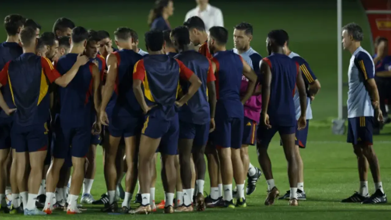 Los jugadores de la selecci&oacute;n espa&ntilde;ola durante el entrenamiento que han realizado hoy lunes en las instalaciones de la Universidad de Catar, sede del combinado espa&ntilde;ol en Doha. EFE/Juanjo Mart&iacute;n