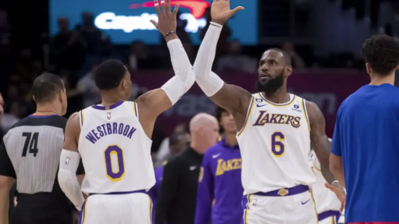 Los jugadores de los Lakers Lebron James (d) y Russell Westbrook. EFE/EPA/Michael Reynolds