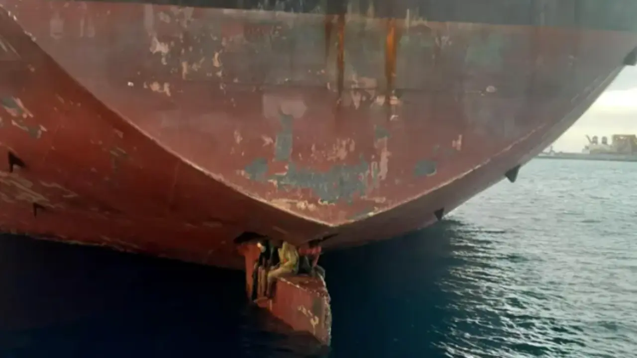 Foto tomada por Salvamento Mar&iacute;timo de los tres polizones sobre el tim&oacute;n del petrolero Alithini II en el puerto de Las Palmas de Gran Canaria el pasado 28 de noviembre. EFE/Salvamento Mar&iacute;timo