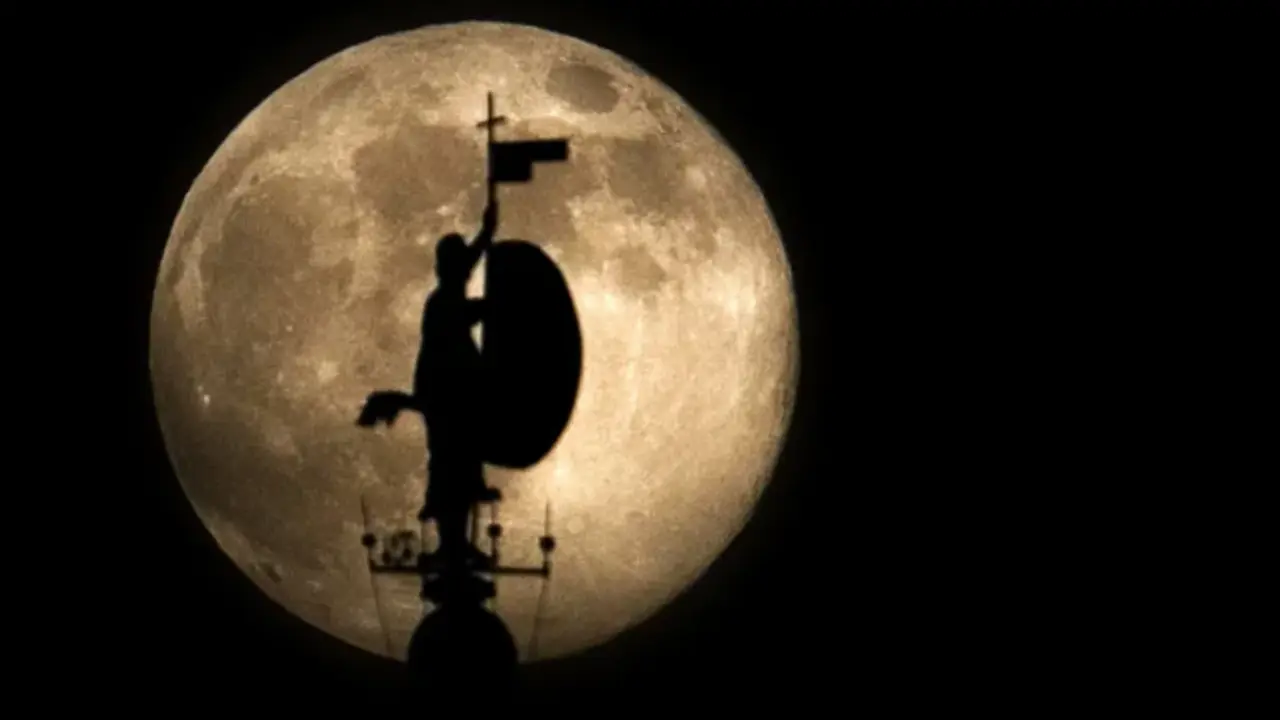 La silueta del giraldillo, que corona la Giralda de Sevilla, sobre la luna llena EFE/Jos&eacute; Manuel Vidal/Archivo