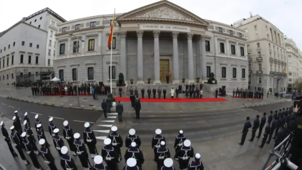Vista general del izado de bandera junto con autoridades militares y pol&iacute;ticas a las puertas del Congreso durante la Conmemoraci&oacute;n del aniversario de la Constituci&oacute;n este martes en Madrid. EFE/ Kiko Huesca