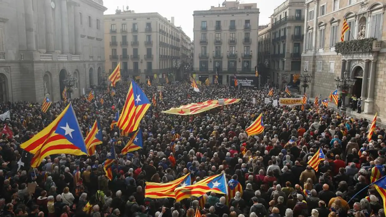 Vista general de la manifestaci&oacute;n convocada por la Asamblea Nacional Catalana en contra de la derogaci&oacute;n del delito de sedici&oacute;n en Barcelona este martes en la Plaza de San Jaume con motivo del D&iacute;a de la Constituci&oacute;n espa&ntilde;ola. EFE / Marta P&eacute;rez