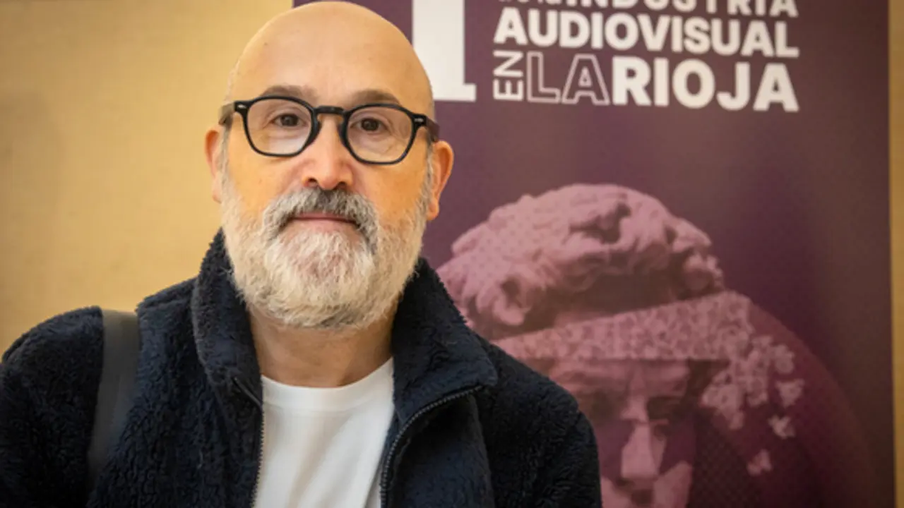El actor riojano Javier C&aacute;mara antes de participar en la charla "La experiencia de crear un corto", dentro de la &uacute;ltima jornada de la Muestra de la Industria Audiovisual de La Rioja "PlayLaRioja", celebrada en Logro&ntilde;o. EFE/ Raquel Manzanares.