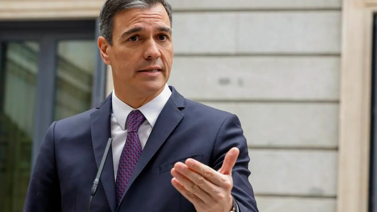 El presidente del Gobierno, Pedro S&aacute;nchez se dirige a los medios de comunicaci&oacute;n tras asistir al acto institucional del D&iacute;a de la Constituci&oacute;n, este martes, en el Congreso de los Diputados. EFE / Chema Moya