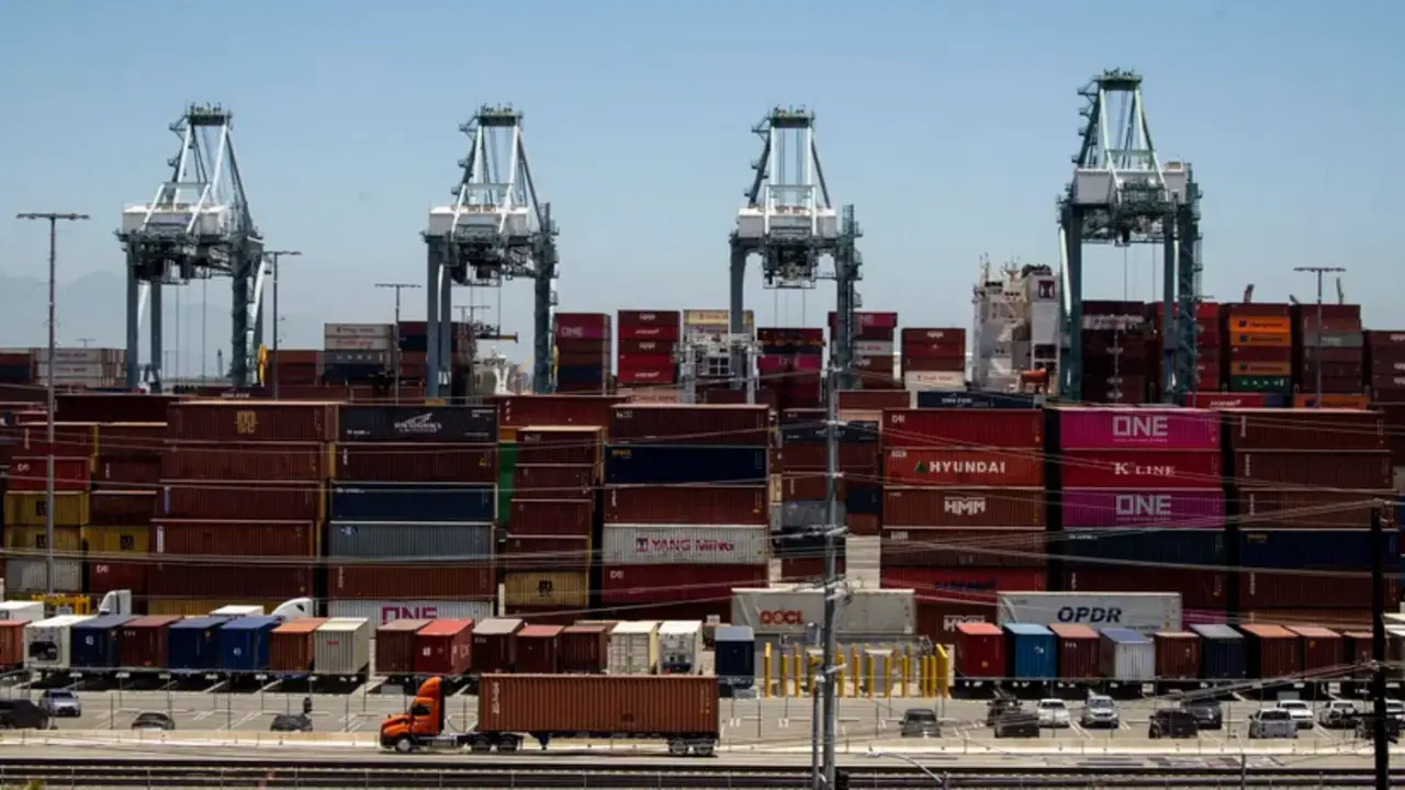 Vista del descargue de contenedores en el puerto de Los &Aacute;ngeles, California, en una fotograf&iacute;a de archivo. EFE/Etienne Laurent