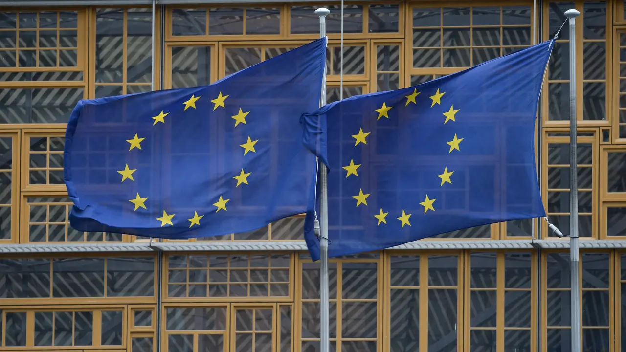 Banderas de la UE en la sede de la Comisi&oacute;n Europea en Bruselas. / E.P.
