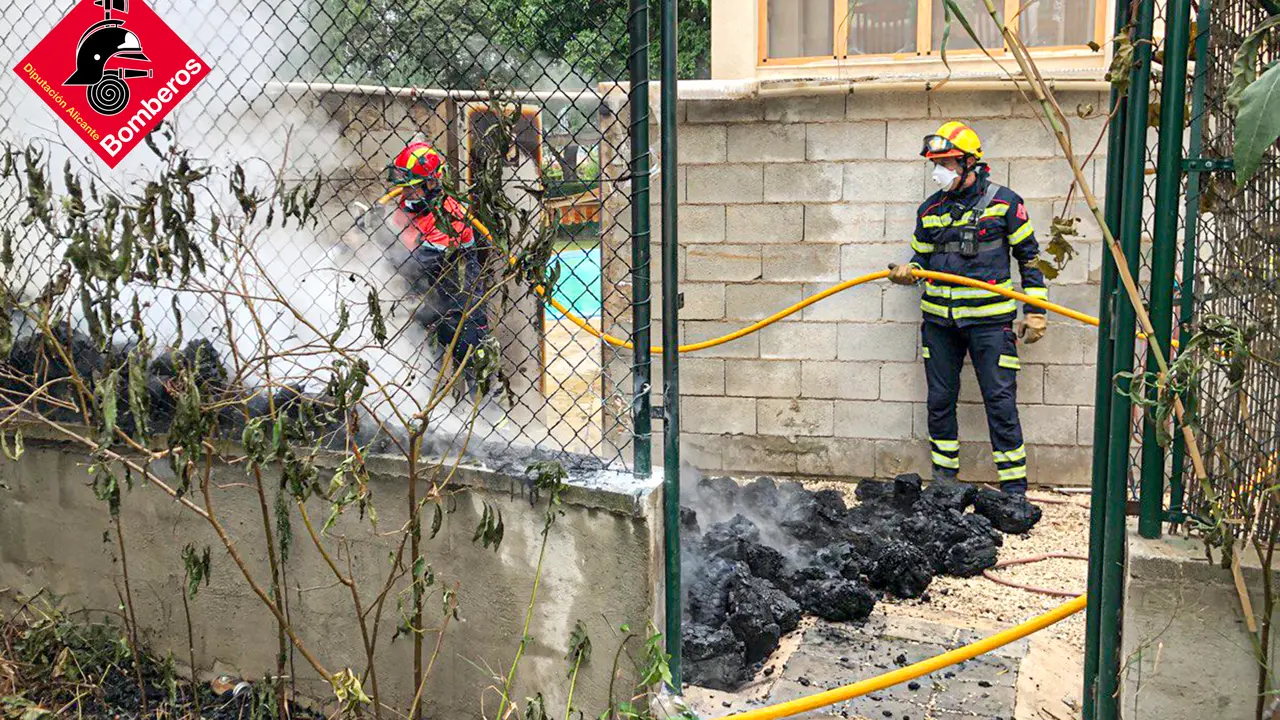 Vista de una actuaci&oacute;n de los agentes del Consistorio Provincial Bomberos de Alicante. Bomberos Alicante