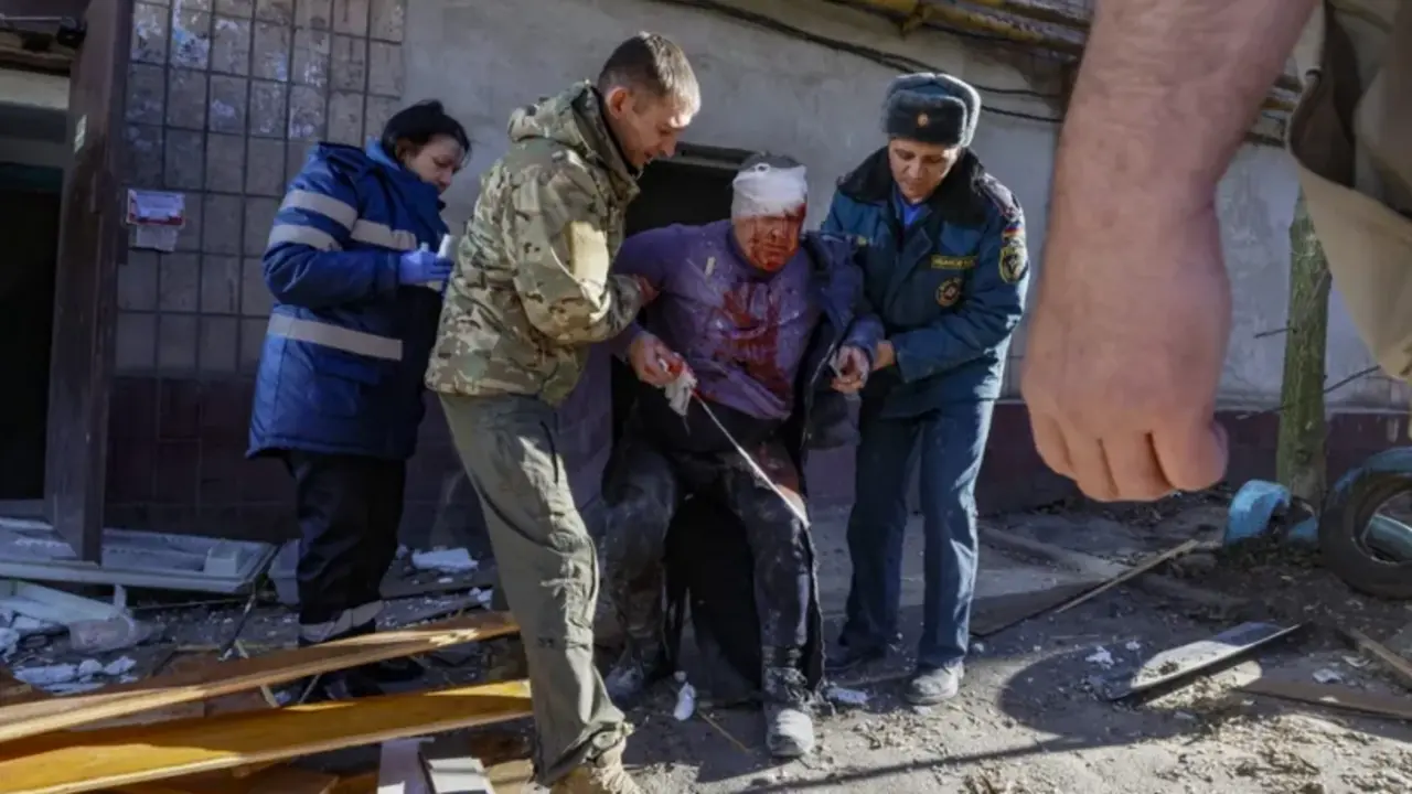 Varias personas ayudan a un hombre herido despu&eacute;s de que un cohete impactara en un edificio residencial en Donetsk, Ucrania. EFE/EPA/Sergei Ilnitsky