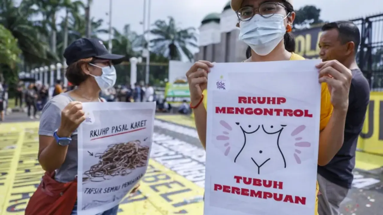 Un manifestante sostiene un cartel que dice "La ley penal controla el cuerpo de la mujer" durante una protesta frente al Parlamento en Yakarta contra la reforma del C&oacute;digo Penal.EFE/EPA/Mast Irham