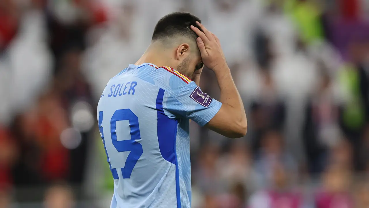 El espa&ntilde;ol Carlos Soler se lamenta. EFE/EPA/Tolga Bozoglu