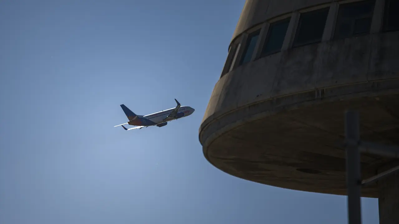 Vista de un avi&oacute;n en el aeropuerto de Barcelona. E.P. / Lorena Sop&ecirc;na